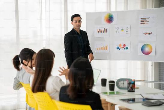 Personas participando en una formación